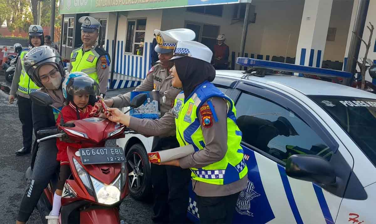Pengguna jalan saat mendapat coklat karena tertib berlalu lintas oleh petugas dari Polres Kediri Kota . Foto: Ist