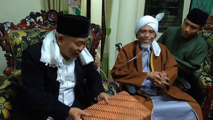Prof Dr KH Asep Saifuddin Chalim, MA saat silaturahim kepada Tuan Guru Haji (TGH) Turmudzi Badaruddin di Pondok Qomarul Huda Bagu Lombok Tengah, NTB, Rabu (13/10/2021). foto: mma/ bangsaonline.com