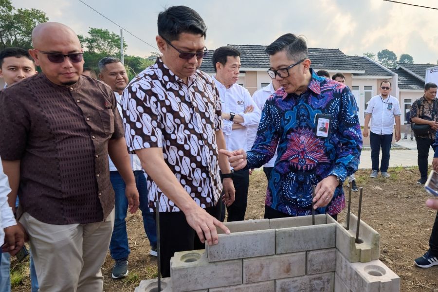  Direktur Sales & Marketing SIG, Dicky Saelan (kanan)  memperhatikan penggunaan bata interlock  presisi di perumahan Graha Asatu Puncak, Cibodas, Cianjur, Jabar. FOTO: ist.
