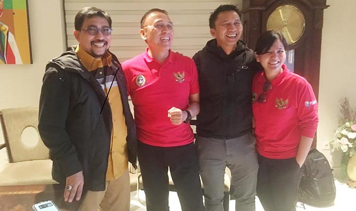 Ketua Umum PSSI, Iwan Bule, Sekjen PSSI Ratu Tisha, dan Presiden Klub Persebaya Azrul Ananda saat bertandang ke kediaman Machfud Arifin untuk berdiskusi tentang sepak bola nasional. foto: istimewa