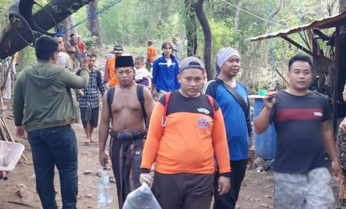 Tim SAR saat melakukan evakuasi terhadap Bachir, anak berusia 7 tahun warga Kabupaten Jember yang jatuh ke jurang Gunung Ringgit, Situbondo.