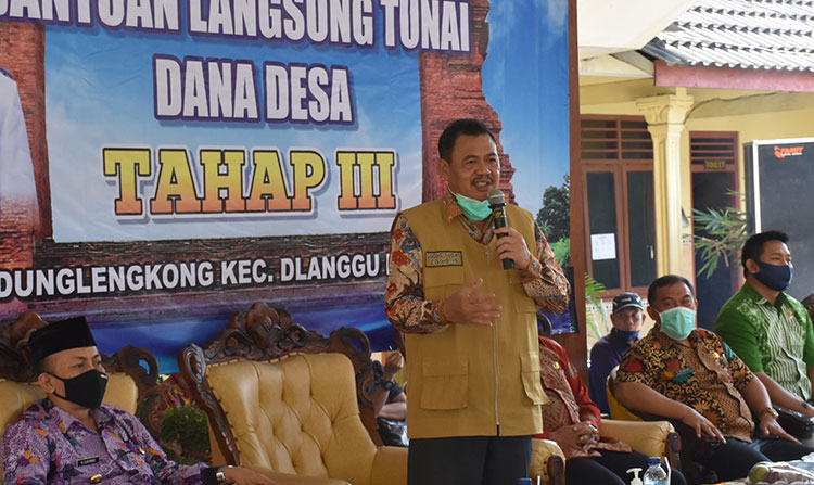 Bupati Pungkasiadi saat memberikan bantuan BLT DD. (foto: ist).