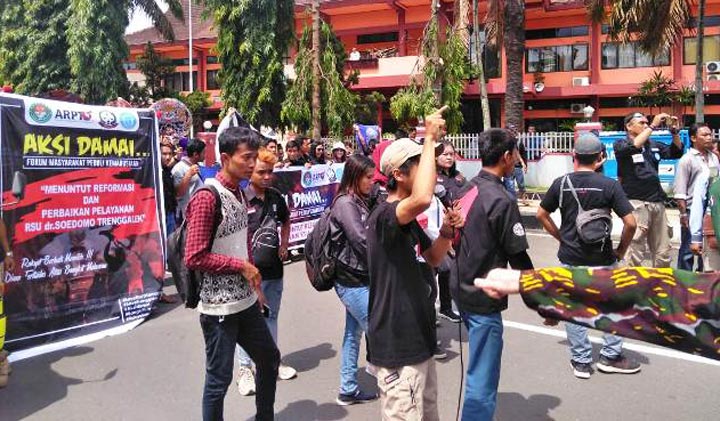 Demo di depan Gedung DPRD Trenggalek. foto: HERMAN/ BANGSAONLINE
