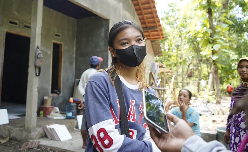 Siti Maghfirotus Sholehah alias Fia di depan rumah orang tuanya yang sedang dipugar oleh Pemkab Kediri. foto: ist.