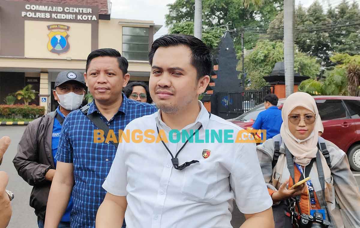 Kasatreskrim Polres Kediri Kota, AKP Tommy Prambana, saat memberi keterangan kepada awak media. Foto: MUJI HARJITA/BANGSAONLINE