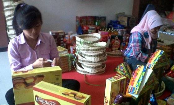 BANJIR ORDER-Sejumlah pekerja tengah menyiapkan parcel lebaran di rumah pengrajin parcel, di Kota Bojonegoro, Jum