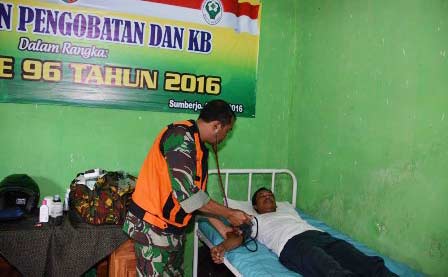 Tim Kesehatan Kodim Jombang ketika melakukan pengecekan kesehatan. foto: penrem