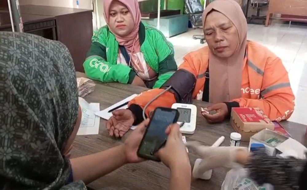Pengemudi Ojol saat pemeriksaan kesehatan oleh Lazisnu dan LKNU PCNU Sidoarjo, Sabtu (31/1/2026). Foto: Ist.