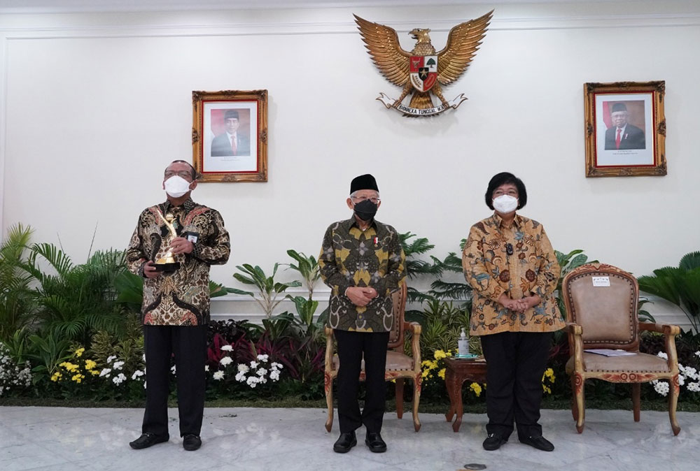 Direktur Utama PT PJB, Gong Matua Hasibuan, saat menerima penghargaan di Istana Wakil Presiden RI.
