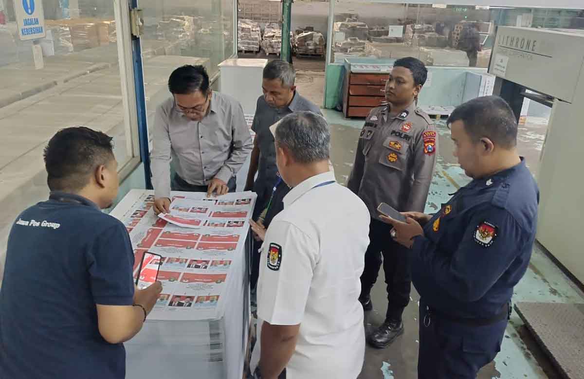 Petugas Polres Gresik saat pengamanan percetakan surat suara Pemilu 2024. Foto: Ist