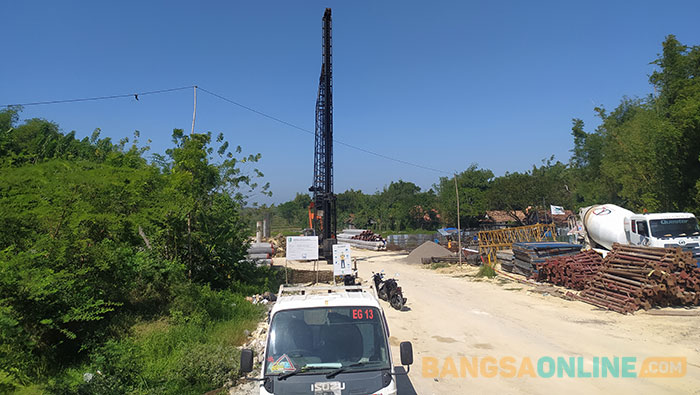 Suasana pengerjaan mega proyek Jalan Lingkar Selatan di Sampang. Foto: MUTAMMIM/BANGSAONLINE
