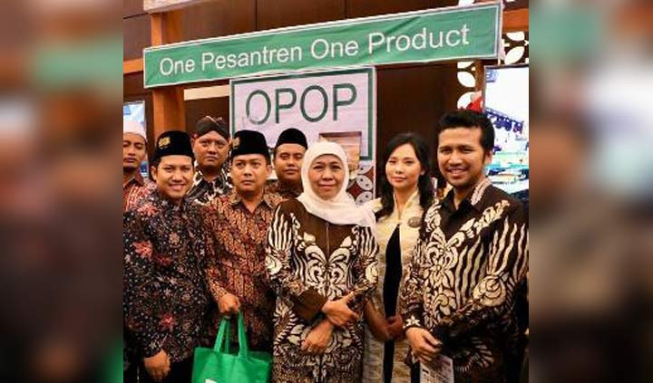 Gubernur Jawa Timur Khofifah Indar Parawansa didampingi Wakil Gubernur Jawa Timur Emil Elestianto Dardak saat melaunching OPOP pada acara Puncak Acara Hari Koperasi Provinsi Jawa Timur ke 72, Rabu (7/8/2019). foto: IST/ BANGSAONLINE