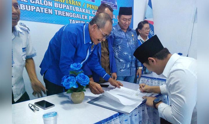 Bupati Arifin saat membubuhkan tanda tangan formulir bacabup di Kantor DPC Partai Demokrat. foto: HERMAN/ BANGSAONLINE