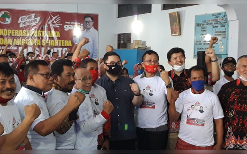 Hanindhito Himawan Pramono alias Mas Dhito (baju gelap), bakal calon Bupati Kediri 2020 saat berpose dengan Insan Koperasi Kabupaten Kediri. (foto: MUJI HARJITA/ BANGSAONLINE)
