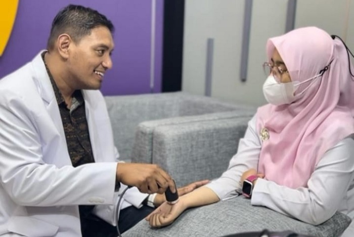
Salah satu pasien sedang menjalani fisioterapi mengunakan alat mobile fisioterapi EME Polyter Evo.