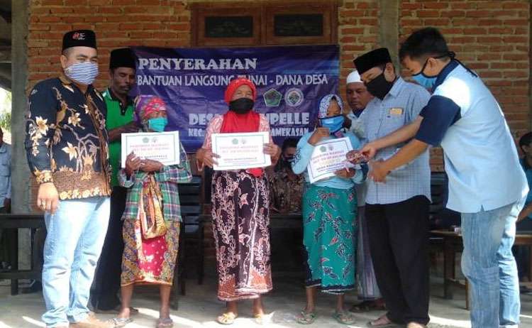 Pembagian BLT-DD tidak dilakukan di Balai Desa Banyupelle, tapi di rumah Kades Samsul Arifin. 
