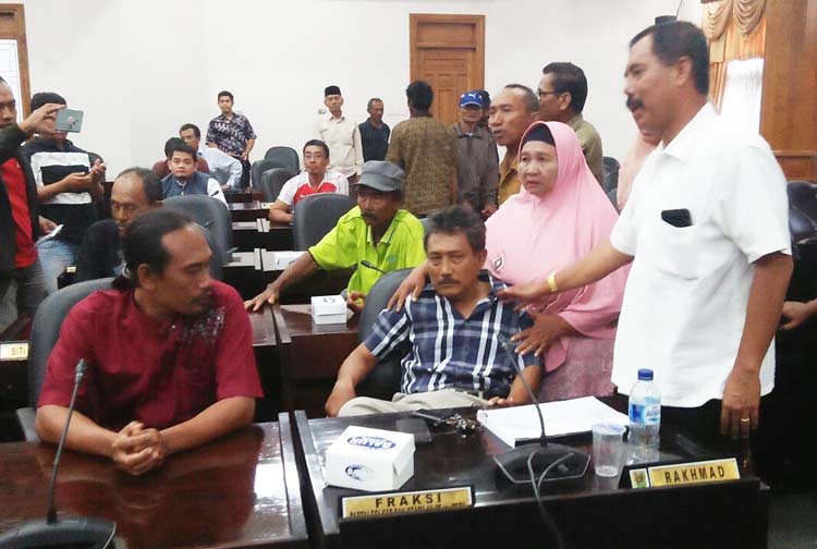 Salah satu warga harus ditenangkan karena emosi saat mediasi dengan pihak Pertamina.