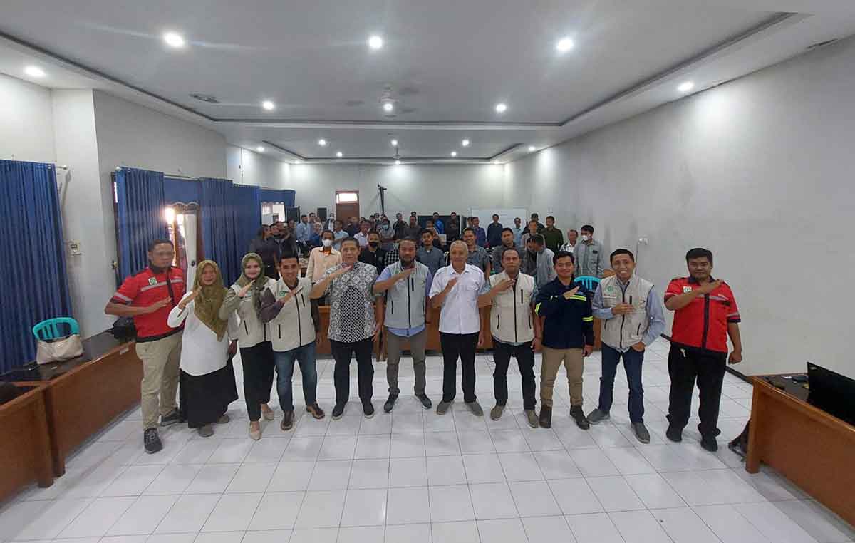 Para peserta Uji Kompetensi SKK Konstruksi saat foto bersama.