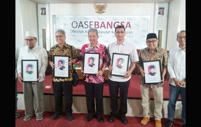 Para pembicara saat foto bersama usai acara. Foto: YUDI ARIANTO/BANGSAONLINE