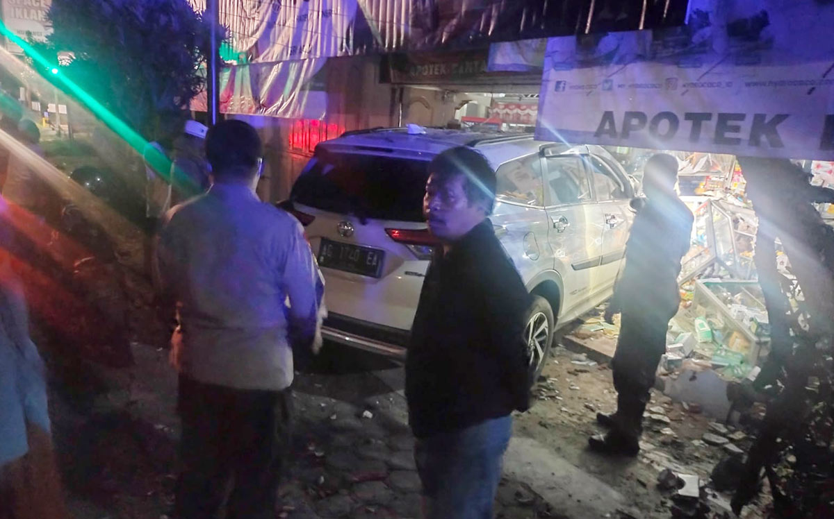 Kondisi Toyota Rush yang menabrak sebuah apotek di Jalan Raya Tlogo, Kecamatan Kanigoro, Kabupaten Blitar.