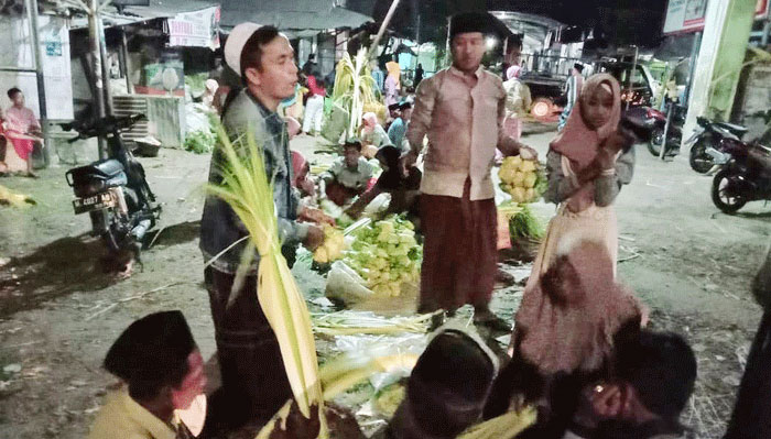Para penjual cangkang ketupat di pasar tradisional banjir pembeli.