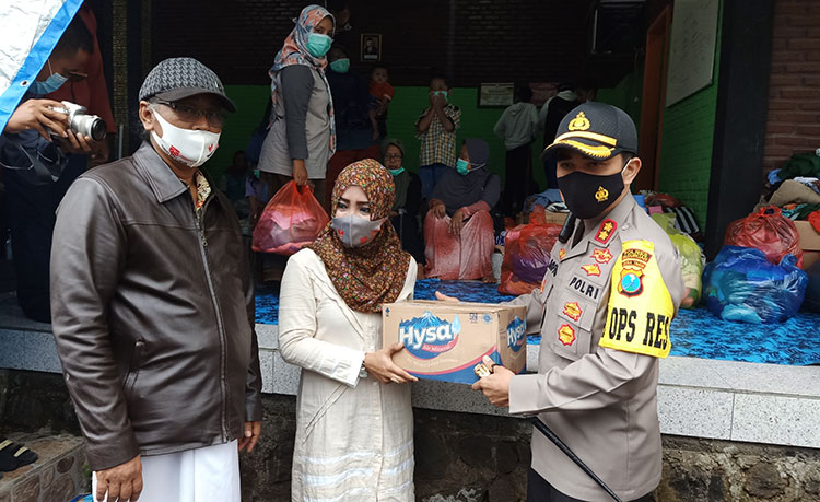 Kapolres Pasuruan bersama Dandim 0819/Pasuruan beserta Sekda Kabupaten Pasuruan melakukan kunjungan dan bakti sosial kepada warga terdampak banjir bandang di Desa Kepulungan, Kecamatan Gempol, Kabupaten Pasuruan, Jumat (5/2/2021).