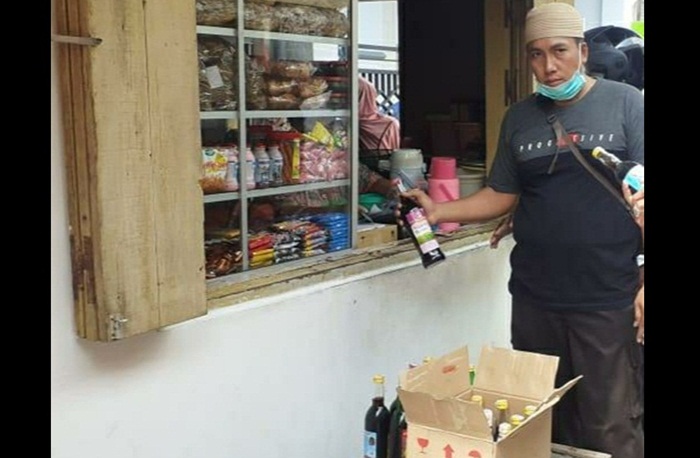 Anggota Reskrim Polsek Tlanakan saat menggeledah toko kelontong milik AB yang juga menjual minuman keras.