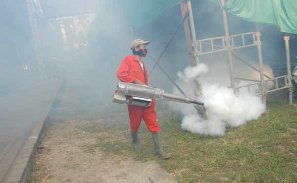 Petugas memfogging tenda tempat pembukaan muktamar. (foto: rony suhartomo/BANGSAONLINE)