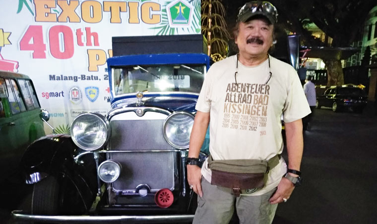 Hauwke saat foto dengan mobil kunonya, Dodge Brother lansiran 1928 buatan negara Amerika, di halaman Balai Kota Malang, Sabtu (23/11) malam. foto: IWAN IRAWAN/ BANGSAONLINE