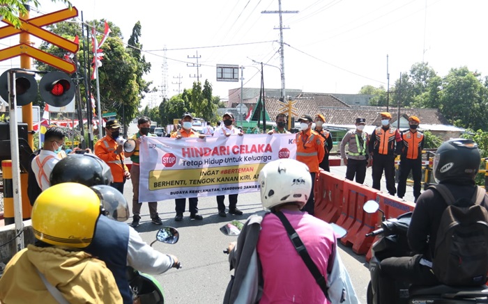 KAI Daop 7 Madiun Gandeng Pecel +63 Sosialisasikan Keselamatan Berkendara di Perlintasan Kereta Api