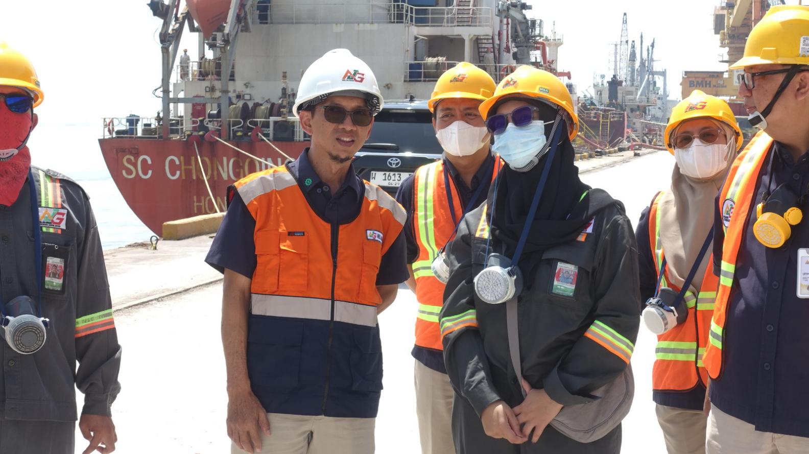 Direktur  Utama PT AJG Yusuf Wibisono (dua dari kiri) saat meninjau project. FOTO: ist.
