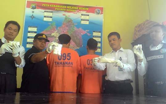 Tersangka bersama barang bukti saat diamankan di Mapolres Kediri. foto: dendi martoni/BANGSAONLINE