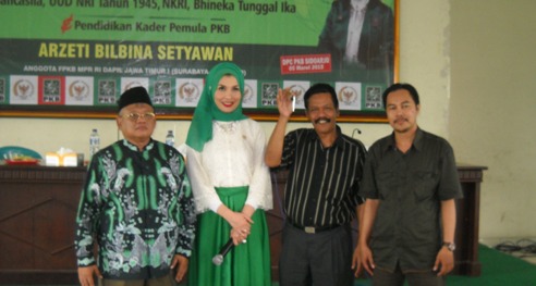 SIMBOLIS – Wakil Ketua DPC PKB H Musauwimin menunjukkan kunci sepeda motor diapit Arzeti Bilbina Setyawan, Abdillah Nasih dan H Imam Rahmat, di Kantor DPC PKB Sidoarjo, Kamis (5/2). Foto: musta’in/BangsaOnline.com