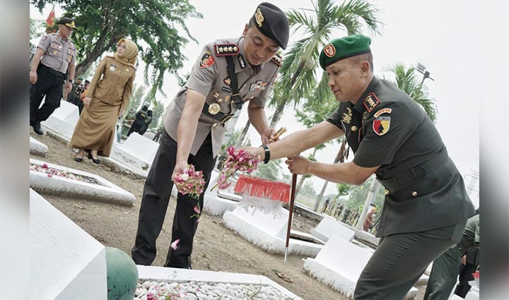 Danrem 084/Bhaskara Jaya dan Kapolrestabes Surabaya Ziarah ke TMP