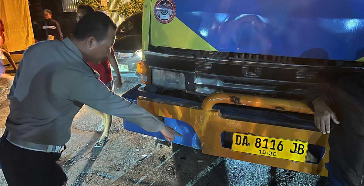 Petugas saat menunjukkan lokasi kecelakaan yang menewaskan seorang pemuda di Jalan Raya Anggaswangi Sukodono, Sidoarjo.
 