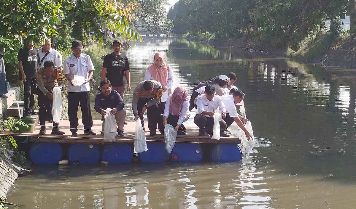 Dukung Program Ketahanan Pangan, PWI Jombang Tebar Ribuan Benih Ikan