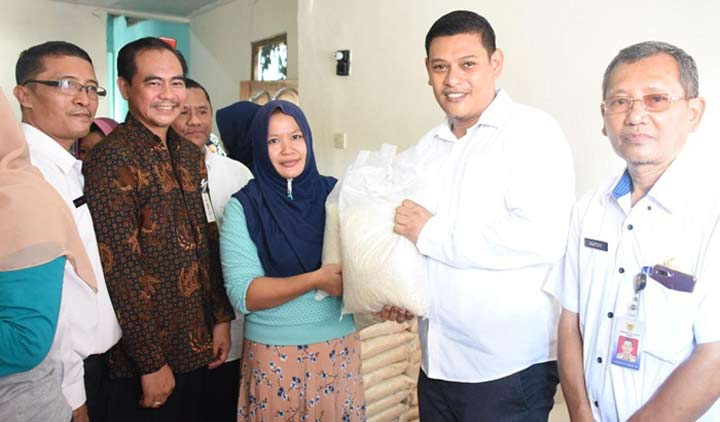 Wali Kota Kediri Abdullah Abu Bakar saat menyerahkan beras kepada salah satu warga. foto: ist