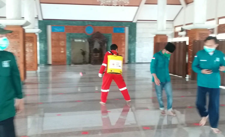 Penyemprotan disinfektan di masjid Sabilillah, Mlajah, Bangkalan.
