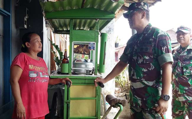 Danrem Gatut ketika berbincang dengan warga penghuni yayasan Balong Cangkring. foto: yudi eko purnomo/ BANGSAONLINE