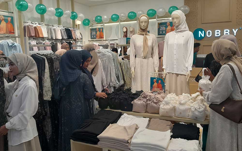Para pengunjung memilih produk di Nobby Store Lippo Plaza Sidoarjo saat grand opening, Sabtu (26/4/2025). Foto: MUSTAIN/ BANGSAONLINE