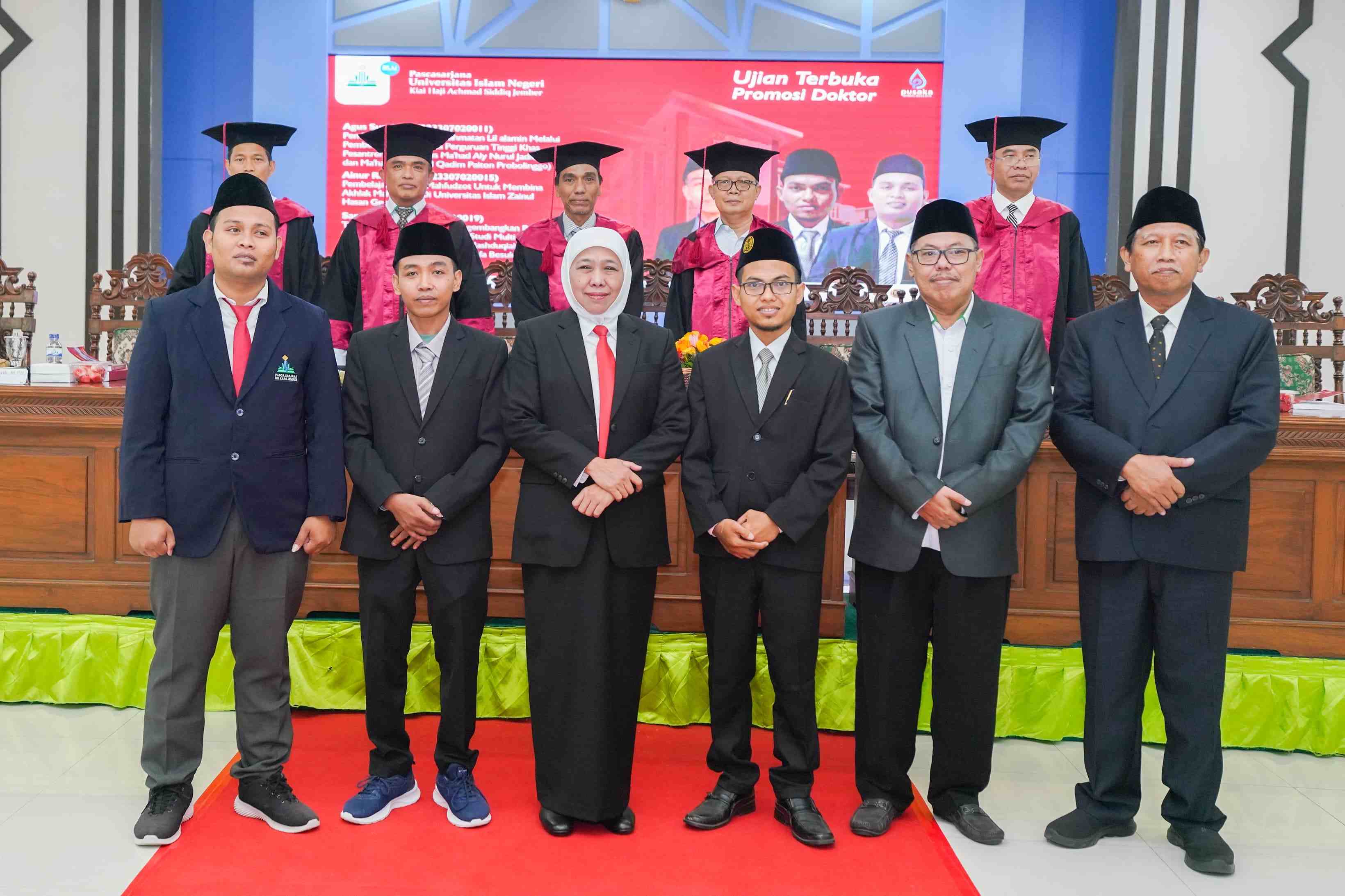 Khofifah Indar Parawansa dan Prof Dr KH Abd Halim Soebahar foto bersama dengan para doktor penerima beasiswa Lembaga Pengembangan Pesantren dan Diniyah (LPPD) Pemprov Jatim. Foto: ist