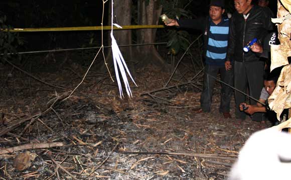 SELIDIKI: Petugas mengambil tulang-tulang dan tempurung tengkorak yang ditemukan di  Dusun Wonokoyo Desa Kloposepuluh Kecamatan  Sukodono. foto: catur andy erlambang/BANGSAONLINE