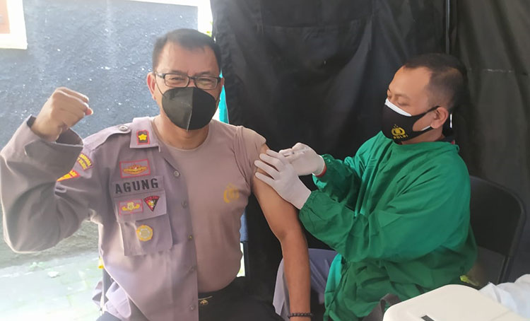 Ratusan anggota, ASN, dan PHL Polresta Banyuwangi disuntik vaksin Covid-19. Vaksinasi ratusan anggota polisi ini dilakukan di Klinik Polresta Banyuwangi yang beralamat di Jalan Letkol Istiqlah Banyuwangi, Kamis (25/2/2021). (foto: ist)