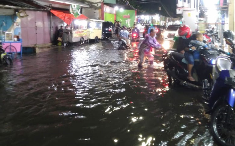Diguyur Hujan Deras Selama 2 Jam, Surabaya Barat Terendam