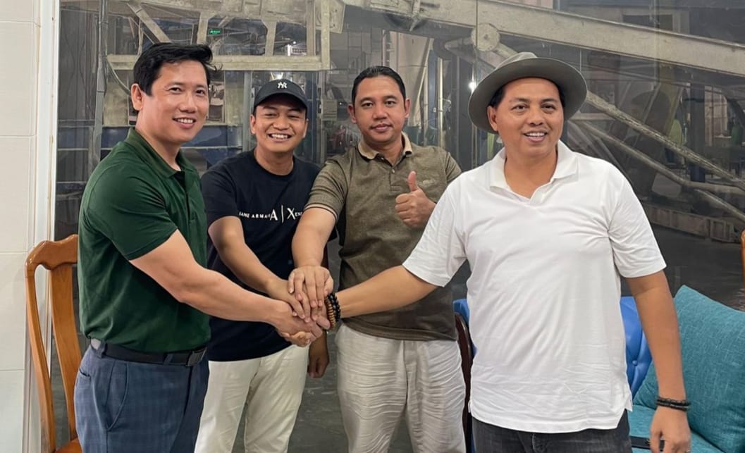 Lilur Owner Bandar Pangan Nusantara (Bapantara) Grup, saat meninjau lumbung beras berkualitas super premium di Vietnam. foto: isti