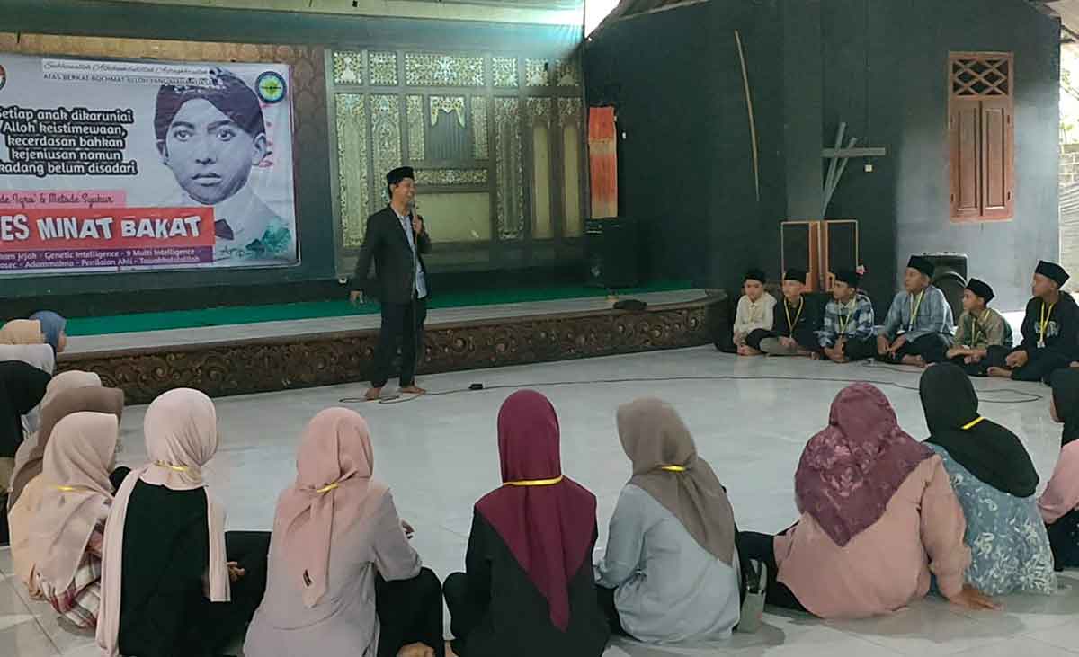 30 anak dari berbagai daerah di Jawa Timur saat mengikuti Program Tes Minat Bakat dan Penggalian Potensi Bibit-Bibit Jenius Dunia. Foto: Ist