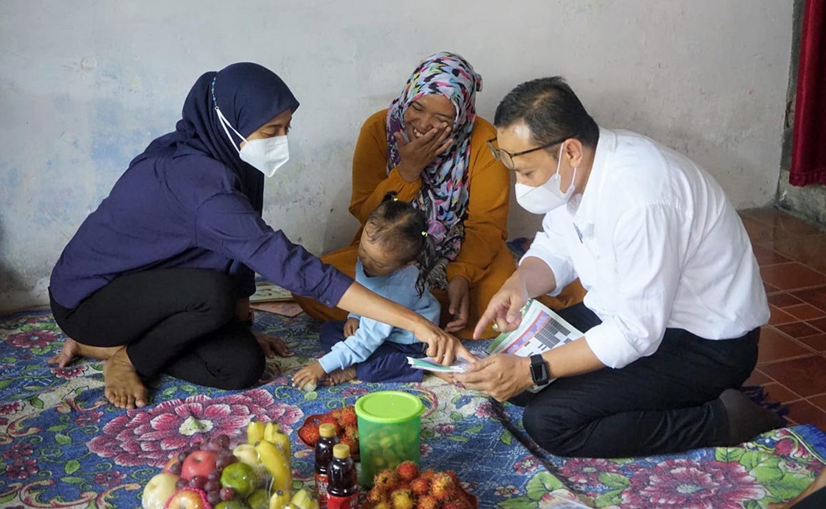 Ketua TP PKK Kota Kediri Ferry Silviana Abdullah Abu Bakar bersama Kepala Dinkes dr Fauzan Adima saat mengunjungi salah satu ibu dan balitanya. Foto: Ist.