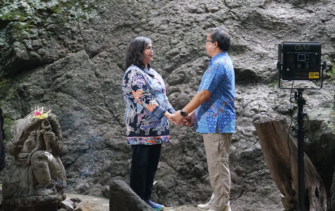 Pj Wali Kota Kediri Zanariah bersama pencipta lagu 