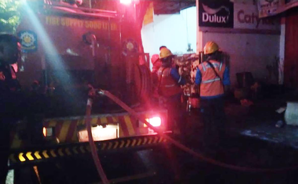 Ruko Sumber Makmur di Gresik Dilalap Api, Ibu dan Balita Ikut Terbakar