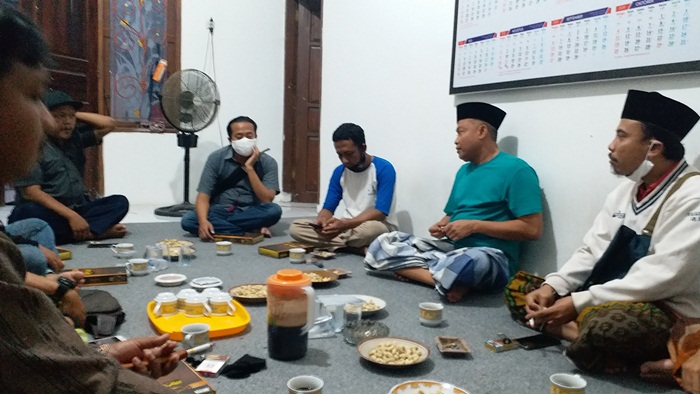 H. Syafiuddin Asmoro bersama para Jurnalis Bangkalan di Rumah Aspirasi Griya Abdi Bangkalan, Rabu (20/5) malam.